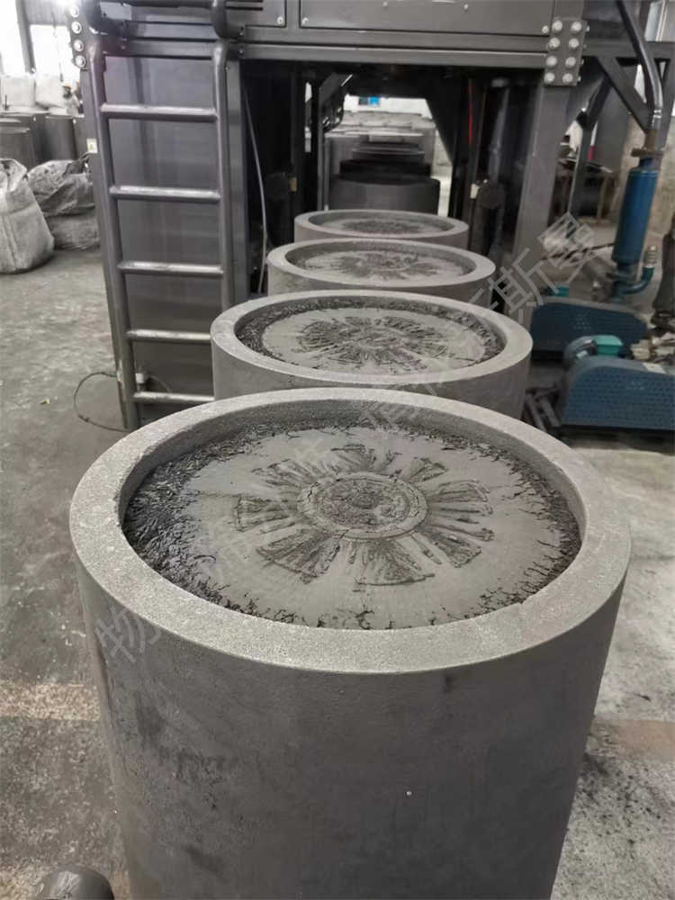 石墨化坩堝投料設(shè)備<div   id=