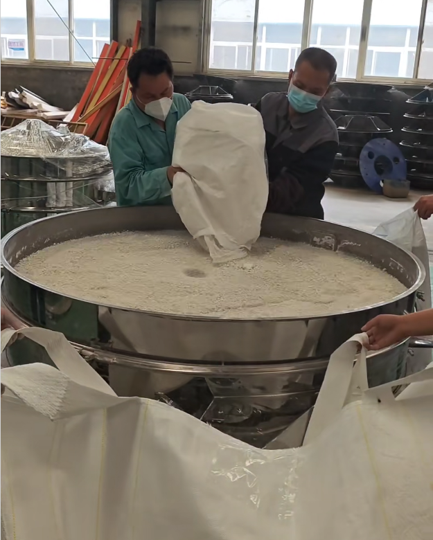 客戶帶料來廠試機，1500振動篩＋2套超聲波系統(tǒng)，不堵網(wǎng)、產(chǎn)量大、精度高，效果非常好！