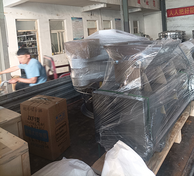 塑料旋振篩、電磁給料機(jī)發(fā)貨